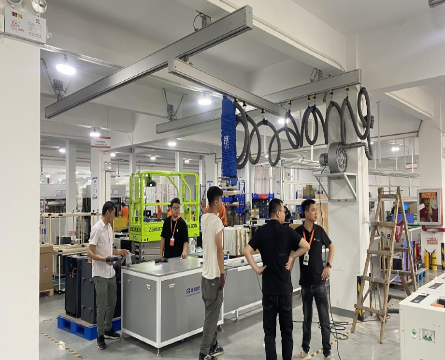 铝合金轨道真空吸盘吊完成安装后的控制系统与运行状态展示，操作面板清晰显示真空度与负载数据