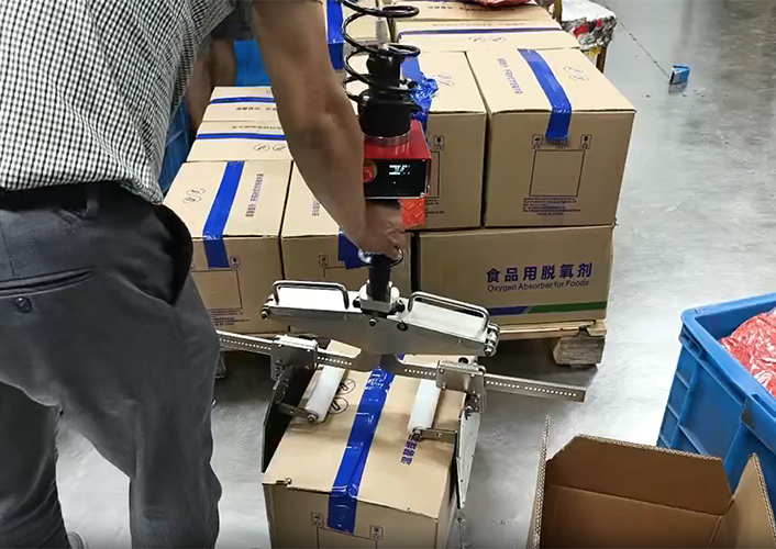 上海拓起起重立柱式折臂吊与箱体夹具在脱氧剂产线应用实拍